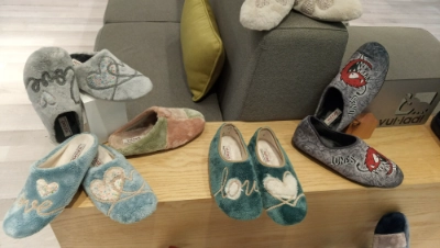 UN 30% EN ZAPATILLAS DE CASA UN 30% EN ZAPATILLAS DE CASA